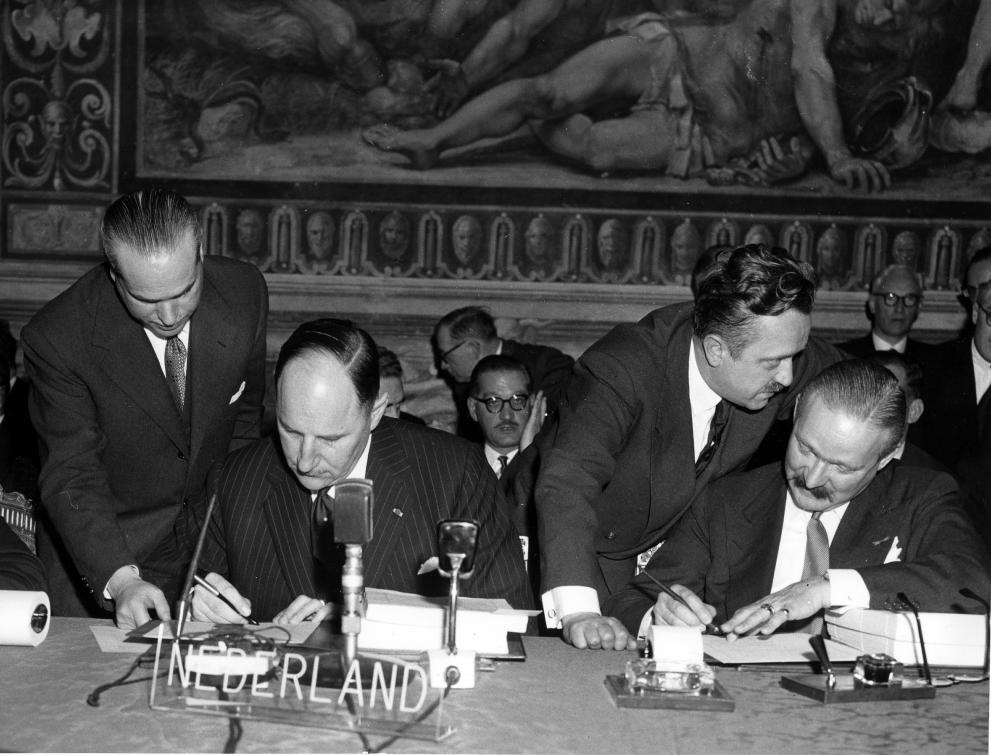 Joseph Luns och Johannes Linthorst-Homan (till vänster) signerar Romfördraget för Nederländerna, här i sällskap av Christian Calmes, generalsekreterare för dåvarande Kol- och Stålunionen.