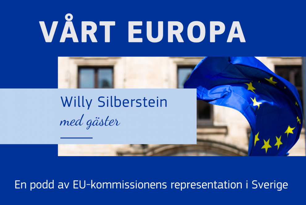 Vårt Europa i vit text på blå bakgrund, ursnitt av en EU-flagga som vajar utnaför en byggnad.