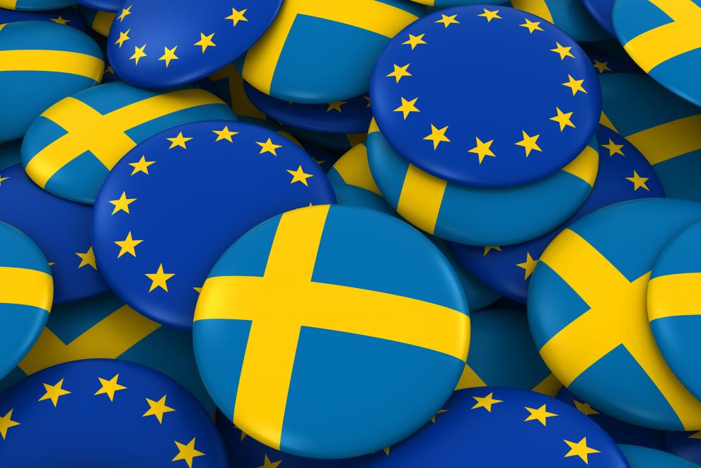 Knappar med EU-flaggan och svenska flaggan omlott