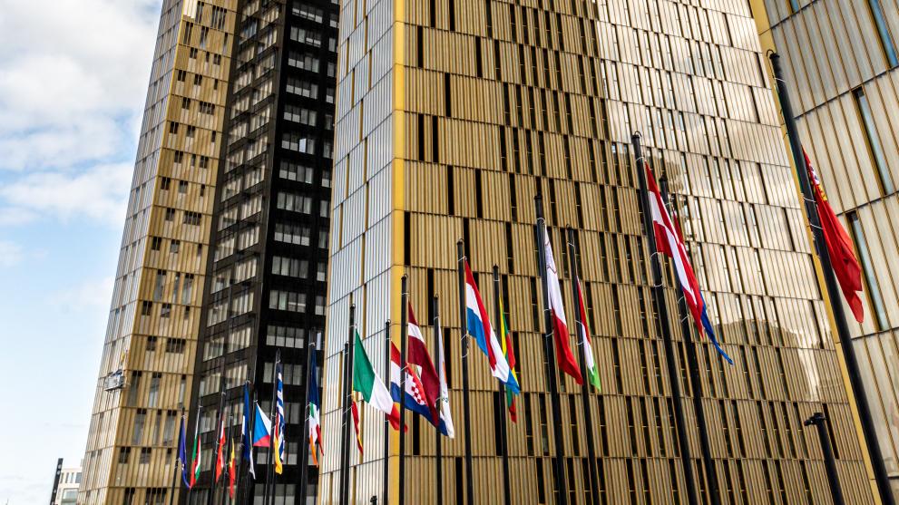 EU-domstolen i Luxemburg, medlemsländernas flaggor utanför kontorbyggnaden.