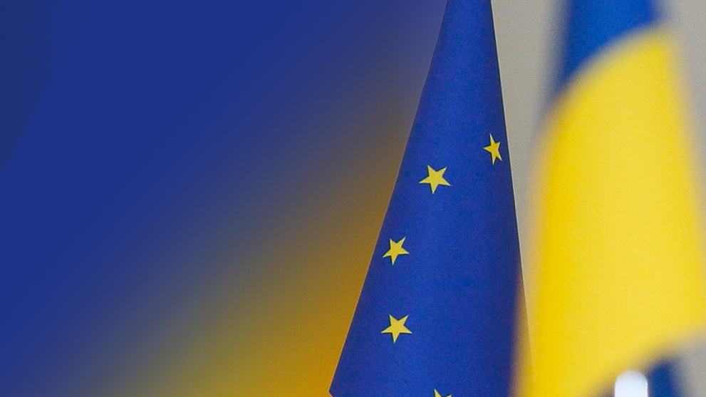 Flaggor EU och Ukraina