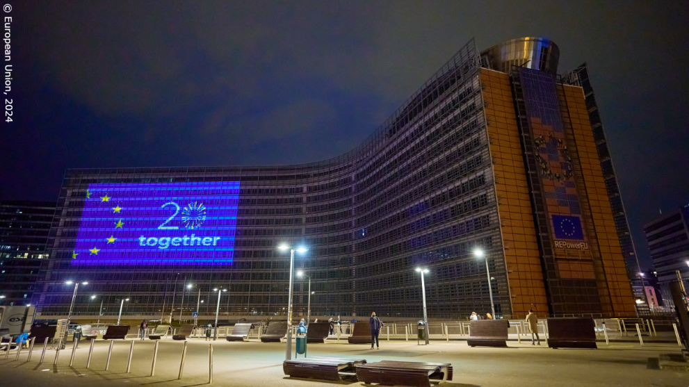 Kommissionens byggnad i Bryssel upplyst i samband med 20 årsjubiléet av EU:s utvidgning 2004