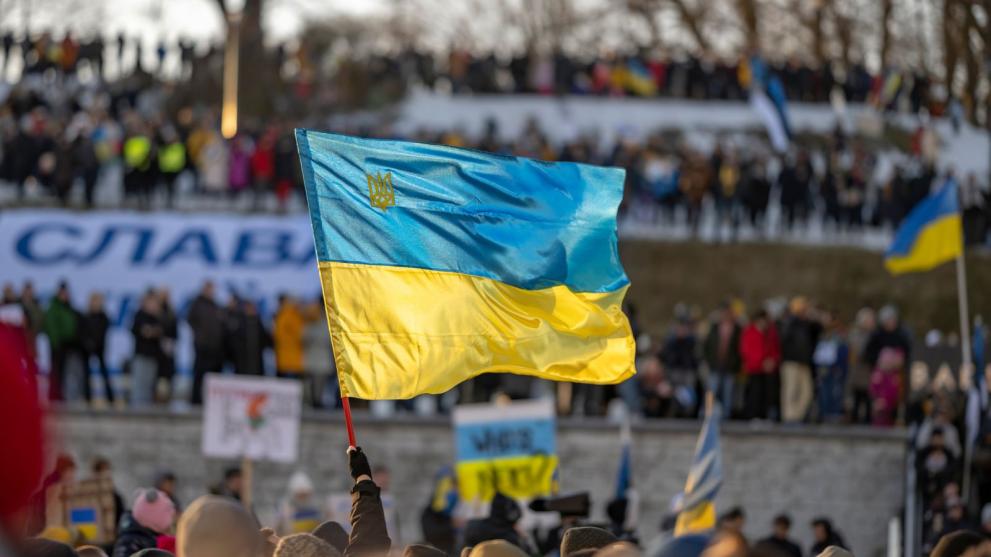 Ukrainas flagga vajar över demonstrationer mot Rysslands aggressionskrig