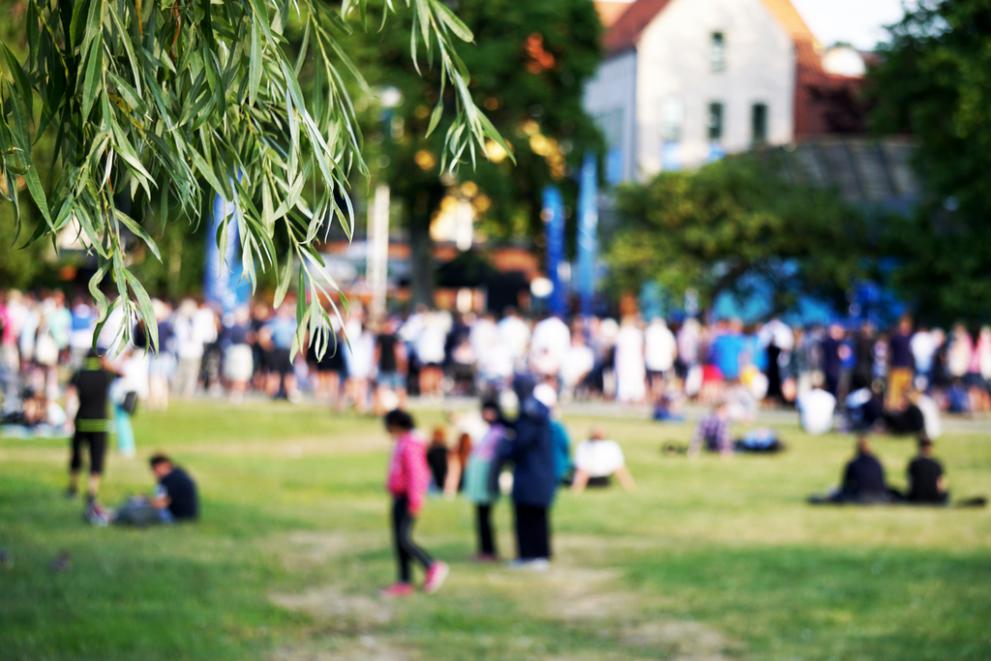 Almedalen med scenen i bakgrunden.