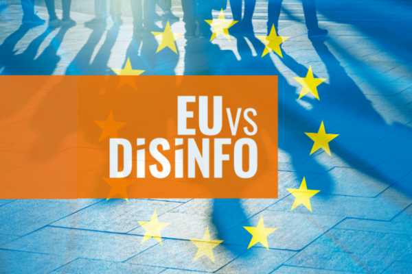 Vit text EU vs Disinfo på orange ruta. I bakgrunden en EU-flagga.