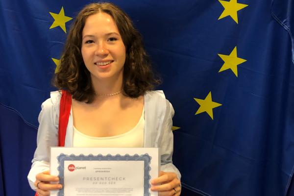 Agnieszka Mikulska med förstapriset - en check för en språkresa
