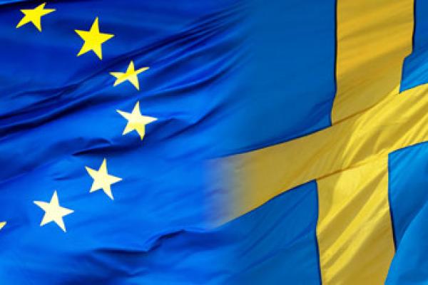 Montage EU-flagga och svensk flagga