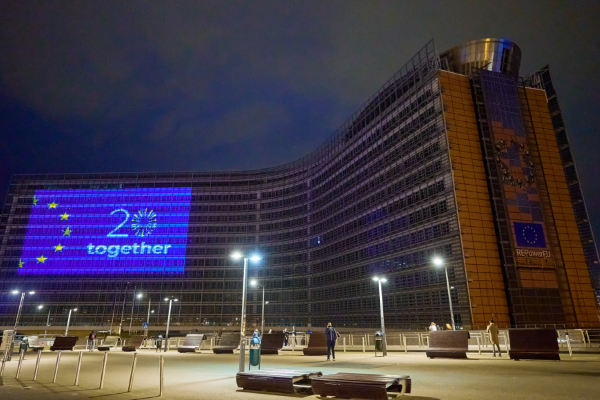 Kommissionens byggnad i Bryssel upplyst i samband med 20 årsjubiléet av EU:s utvidgning 2004