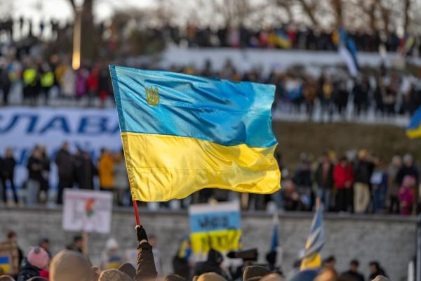 Ukrainas flagga vajar över demonstrationer mot Rysslands aggressionskrig